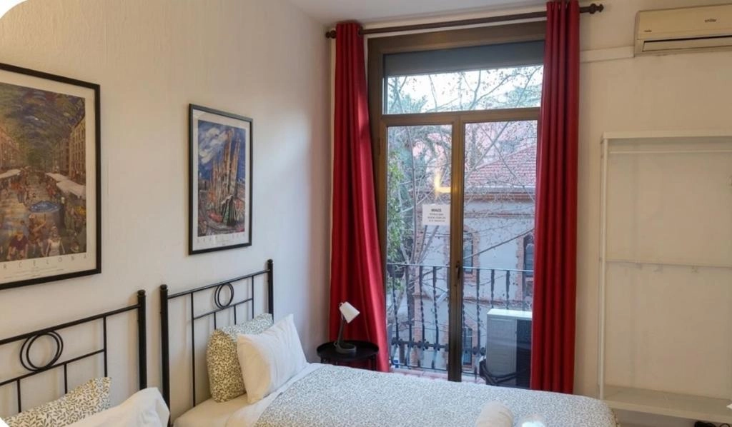 Hostal Absolut Stay - habitación con balcón en Barcelona